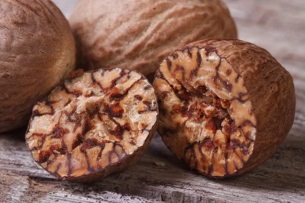 Muskatnuss Schnitt Nahaufnahme auf einem alten hölzernen — Stockfoto