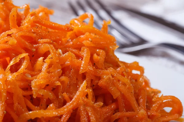 Решетчатая морковь со специями на белой тарелке — стоковое фото