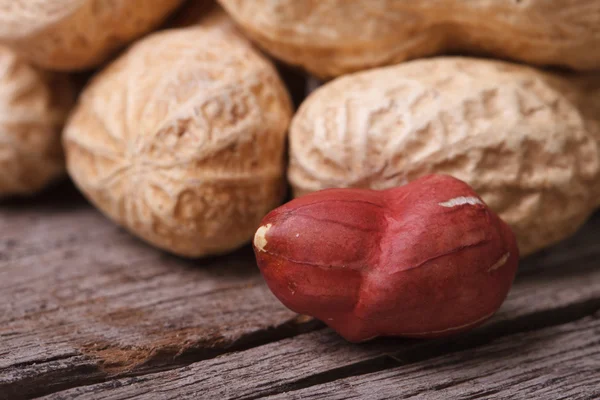 Очищений арахіс і арахіс в мушлі крупним планом — стокове фото