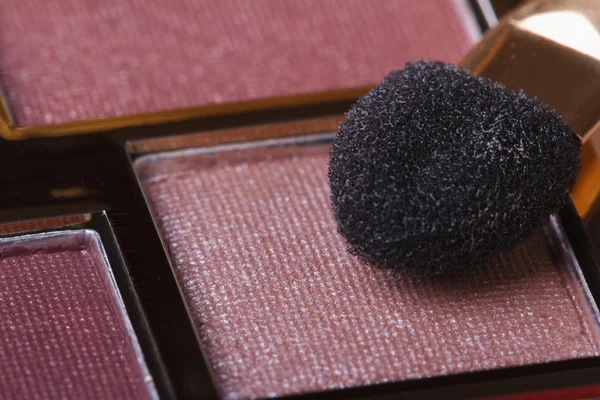 Eyeshadow in pink tones and applicator close-up. — Stock Photo, Image