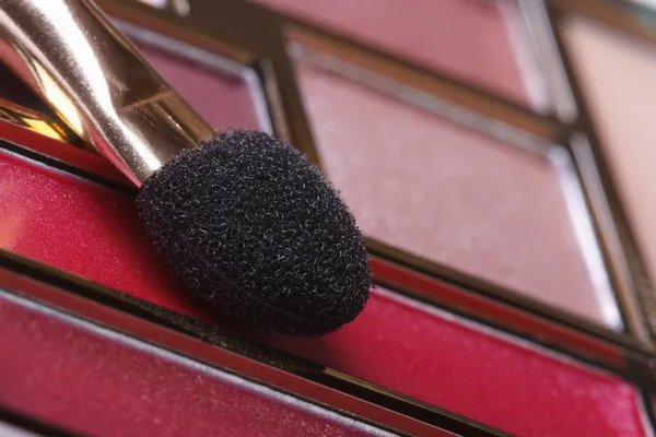 Paleta de maquillaje en tonos rosados con aplicador de cerca —  Fotos de Stock