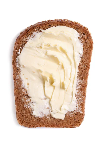 Uma fatia de pão de centeio com manteiga de perto isolado em branco — Fotografia de Stock