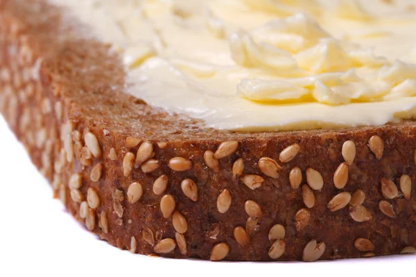 Brood met sesamzaad en boter dicht tot geïsoleerd — Stockfoto