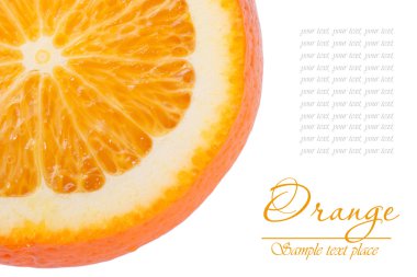 Beyaz arka plan üzerinde izole Portakal dilim yakın çekim.