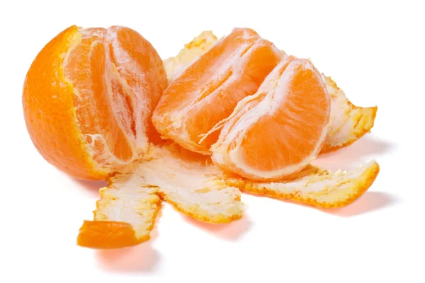 Segmentos de mandarina pelados aislados sobre fondo blanco . — Foto de Stock