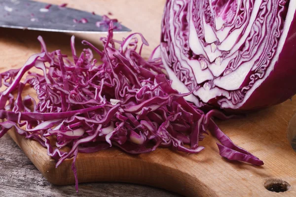 Chopped red cabbage on kitchen board — Stock Photo, Image