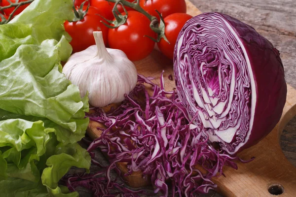 野菜： 赤キャベツ, レタス, トマトとニンニクのみじん切り — ストック写真
