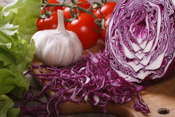 Chopped red cabbage, lettuce, tomatoes and garlic — Stock Photo, Image