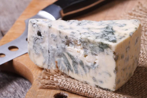 Blue cheese close-up on a kitchen wooden board — Stock Photo, Image