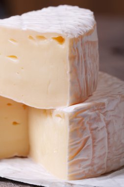 eski ahşap masa üzerinde makro brie peyniri. dikey