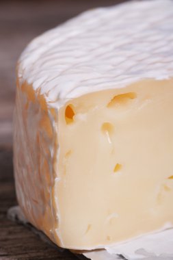 Brie peyniri eski ahşap masa üzerinde. dikey. yakın çekim