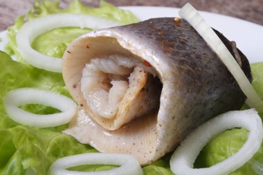 Marine ringa soğan halkası ile marul üzerinde rulo.