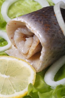 ringa balığı, marul ve limon soğan halkası ile rulo