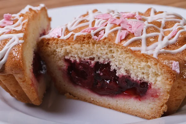Vers smakelijke cake met cherry jam close-up gesneden신선한 맛 있는 케이크와 체리 잼 근접 촬영 슬라이스 — Stockfoto