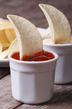 patates cipsi makro ketçap ve beyaz sos ile