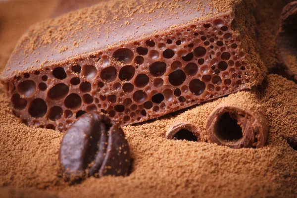 Μακροεντολή πορώδη σοκολάτα με σκόνη κακάο — Φωτογραφία Αρχείου