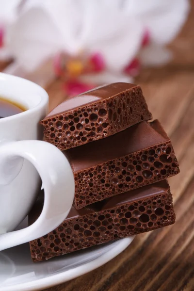 Kopp kaffe och luftade choklad. makro vertikala — Stockfoto