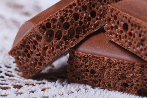 Пористый шоколад макро крупным планом на салфетке — стоковое фото