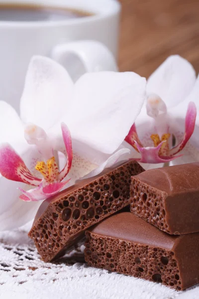 Porösa choklad och vit orkidé blomma makro vertikala. — Stockfoto