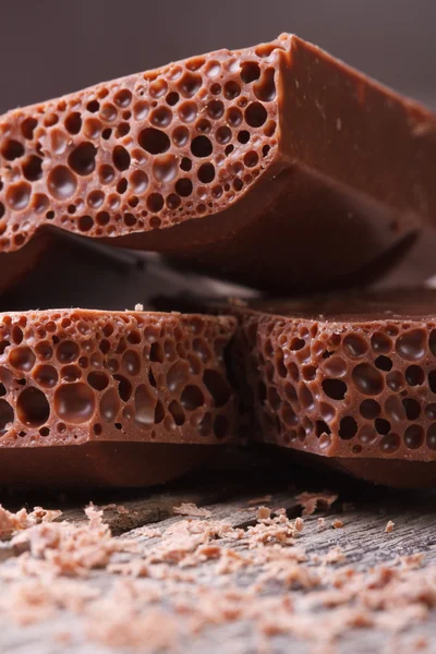 Chocolat aéré et chapelure sur un vieux bois, vertical — Photo