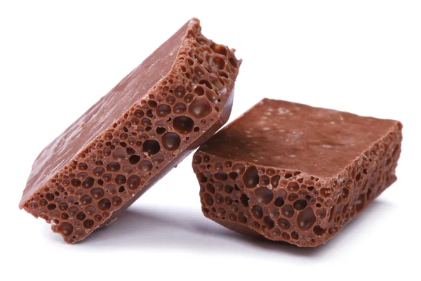 Chocolate negro poroso aislado en primer plano blanco — Foto de Stock