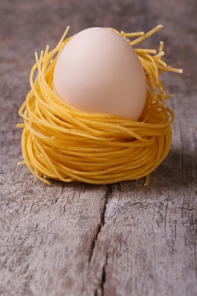 Nido di pasta secca con uova di pollo verticale — Foto Stock