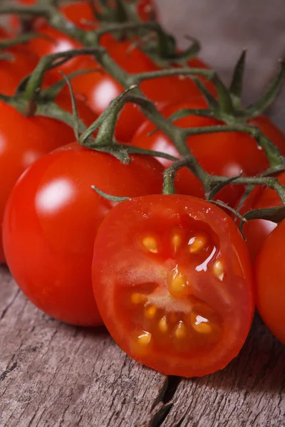 Um ramo de tomate maduro e um fatiado? ? frutas de perto — Fotografia de Stock