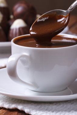 çikolata bir fincan tatlı bir kaşık damlayan