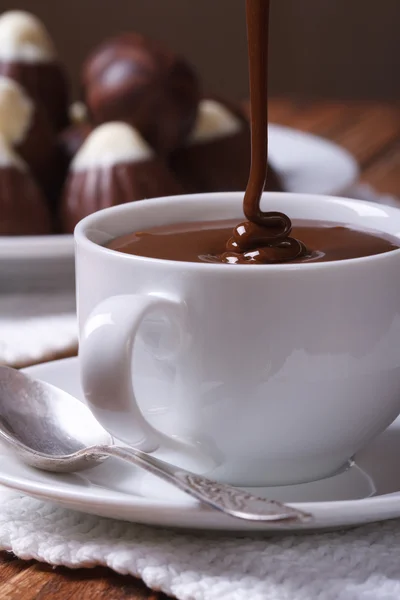 Струйный шоколад наливают в чашку крупным планом — стоковое фото