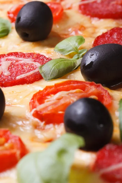 Tekstura Pizza z salami, pomidor, oliwki makro. — Zdjęcie stockowe