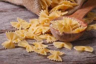 Farfalle makarna makro kuru tahta kaşık ve eski bir tablo