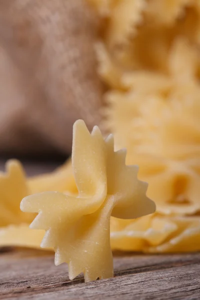 Makaron Farfalle makro suche na stary stół — Zdjęcie stockowe