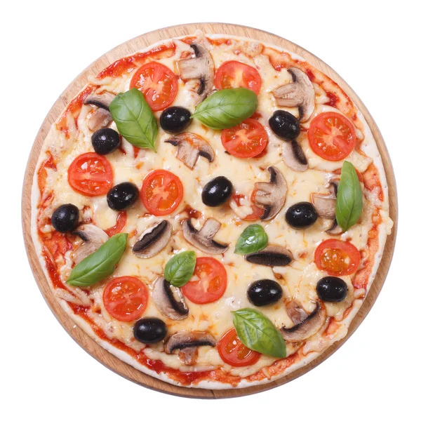 磨菇披萨，橄榄，西红柿和孤立的罗勒 — 图库照片