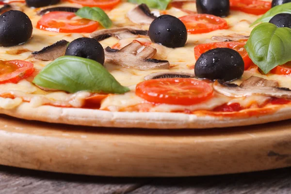 Svamp pizza med Oliver horisontella — Stockfoto