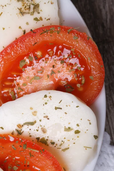 Італійський салат з сиром моцарелла і помідори. макрос — стокове фото