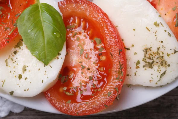 Caprese salad with mozzarella, basil and tomatoes. macro — Stock Photo, Image