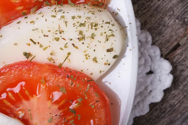 İtalyan caprese salatası mozzarella ve domates, yatay — Stok fotoğraf