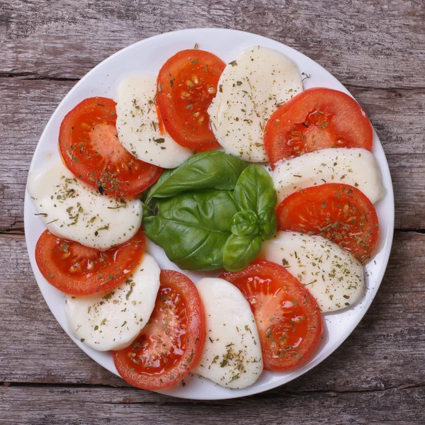Caprese salad on an old wooden table. close up. top view — Stock Photo, Image