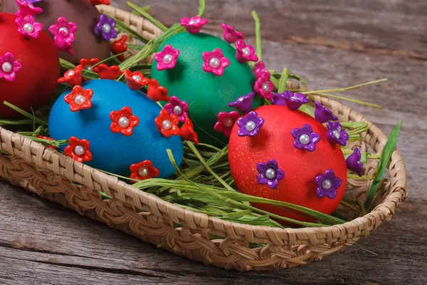 Velikonoční vejce s krásnými barevnými květinami — Stock fotografie