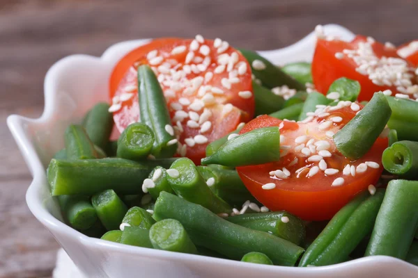 Judías verdes, tomates cherry y semillas de sésamo macro —  Fotos de Stock