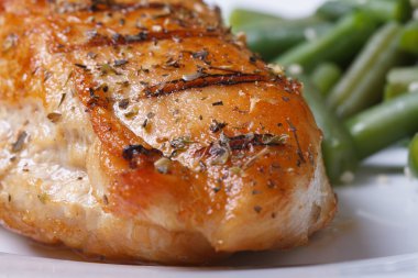 ızgara tavuk göğsü ile baharat ve yeşil fasulye