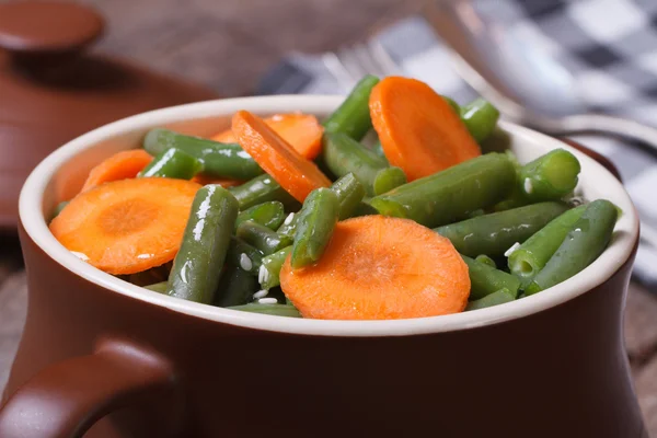 Haricots verts avec des carottes tranchées dans une casserole pour la cuisson — Photo