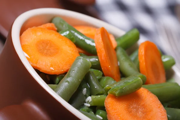 Feijão verde com cenouras e sementes de sésamo close-up — Fotografia de Stock