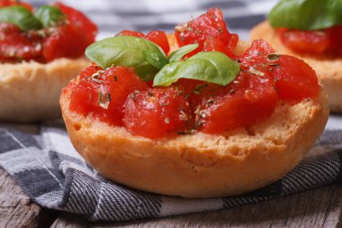domates ve fesleğen kokulu İtalyan bruschetta