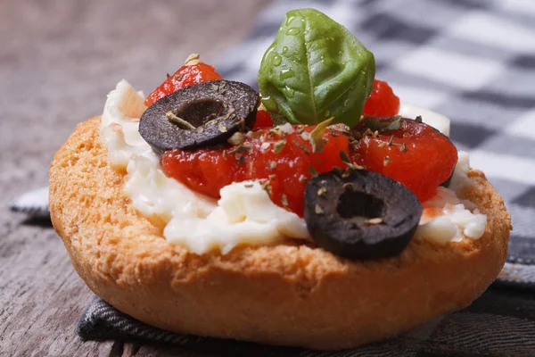 토마토, 치즈와 올리브와 향기로운 브루 쉐 타 — 스톡 사진