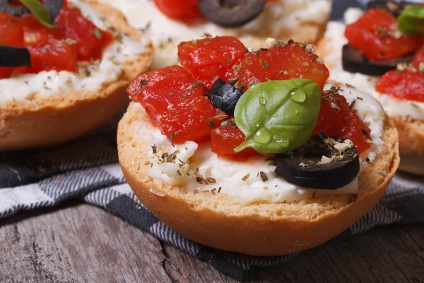 Bruschetta italiana con tomates, queso feta y aceitunas —  Fotos de Stock