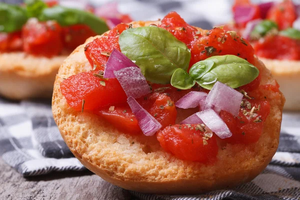 Bruschetta italiana com tomate, cebola e manjericão close-up — Fotografia de Stock