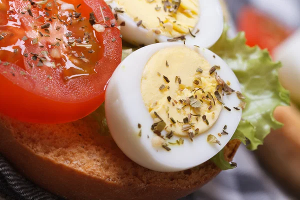 Sandwich with boiled quail eggs, tomato and lettuce — Stock Photo, Image