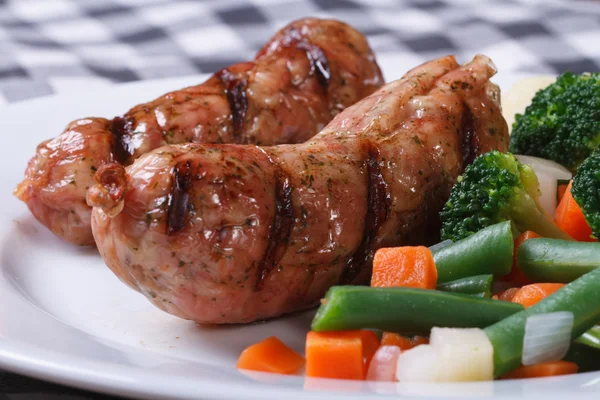 Embutidos calientes a la parrilla con verduras en un plato blanco — Foto de Stock