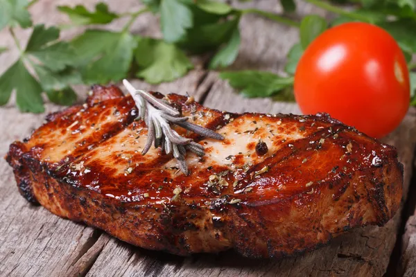 Carne grelhada suculenta com alecrim e tomate — Fotografia de Stock